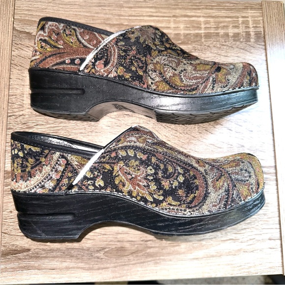 Dansko Shoes - SOLD - DO NOT BUY
